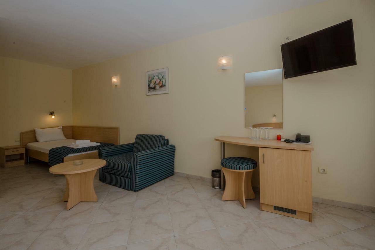 Семеен Хотел Бриз Sozopol Exterior foto